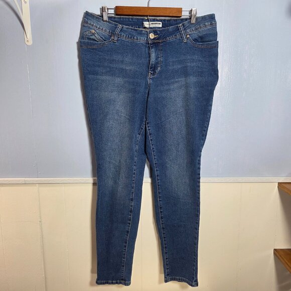 Royalty For Me 18W Medium Wash Blue WannaBettaButt Mid Rise Skinny Jeans - Picture 2 of 13